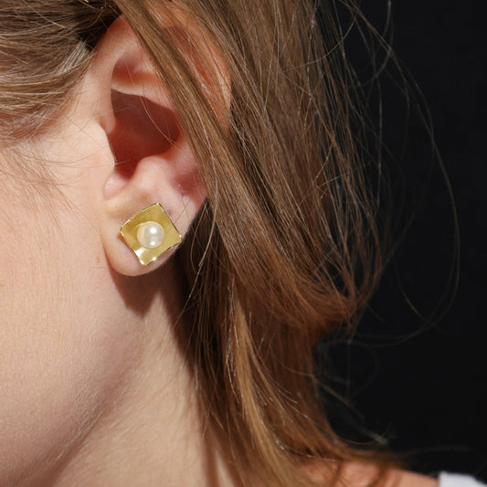 18 karat gold filled pearl stud earring set in gold plate anti-tarnish hypoallergenic