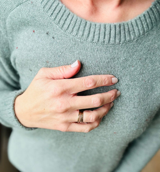 Facet ring with textured finish gold tone, detail close up