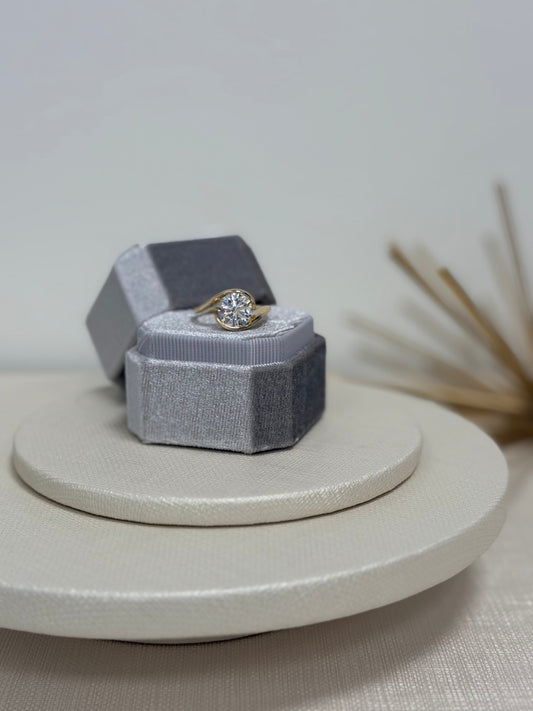 Personal Jeweler vs. Big Box Jewelry Store: Which Is Better for Your Engagement Ring?