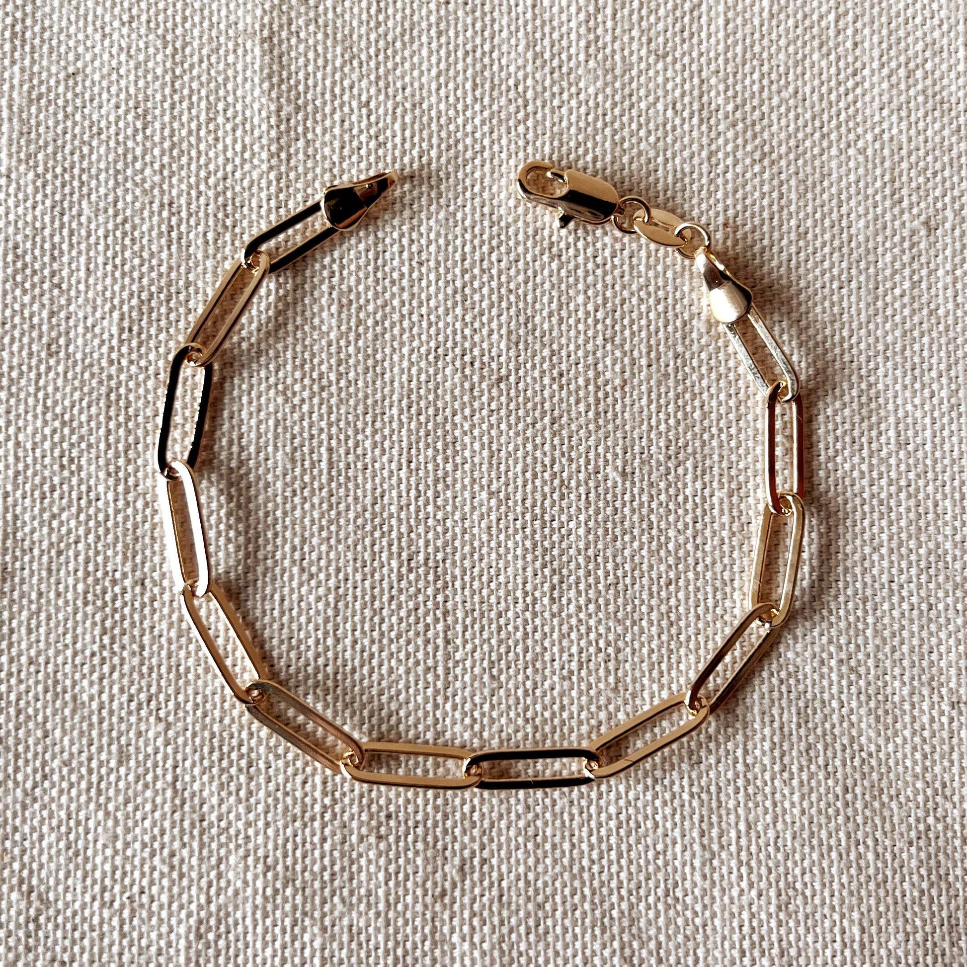 18k gold filled elongated paperclip bracelet close up